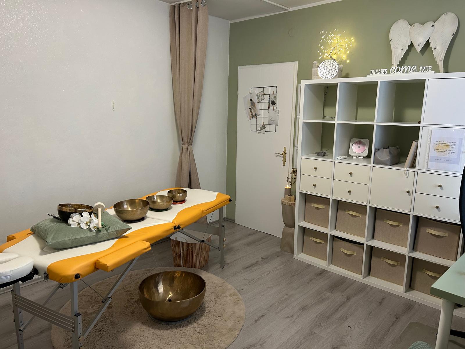 Behandlungsraum für Klangschalenmassage und Aromatherapie in Baumgarten