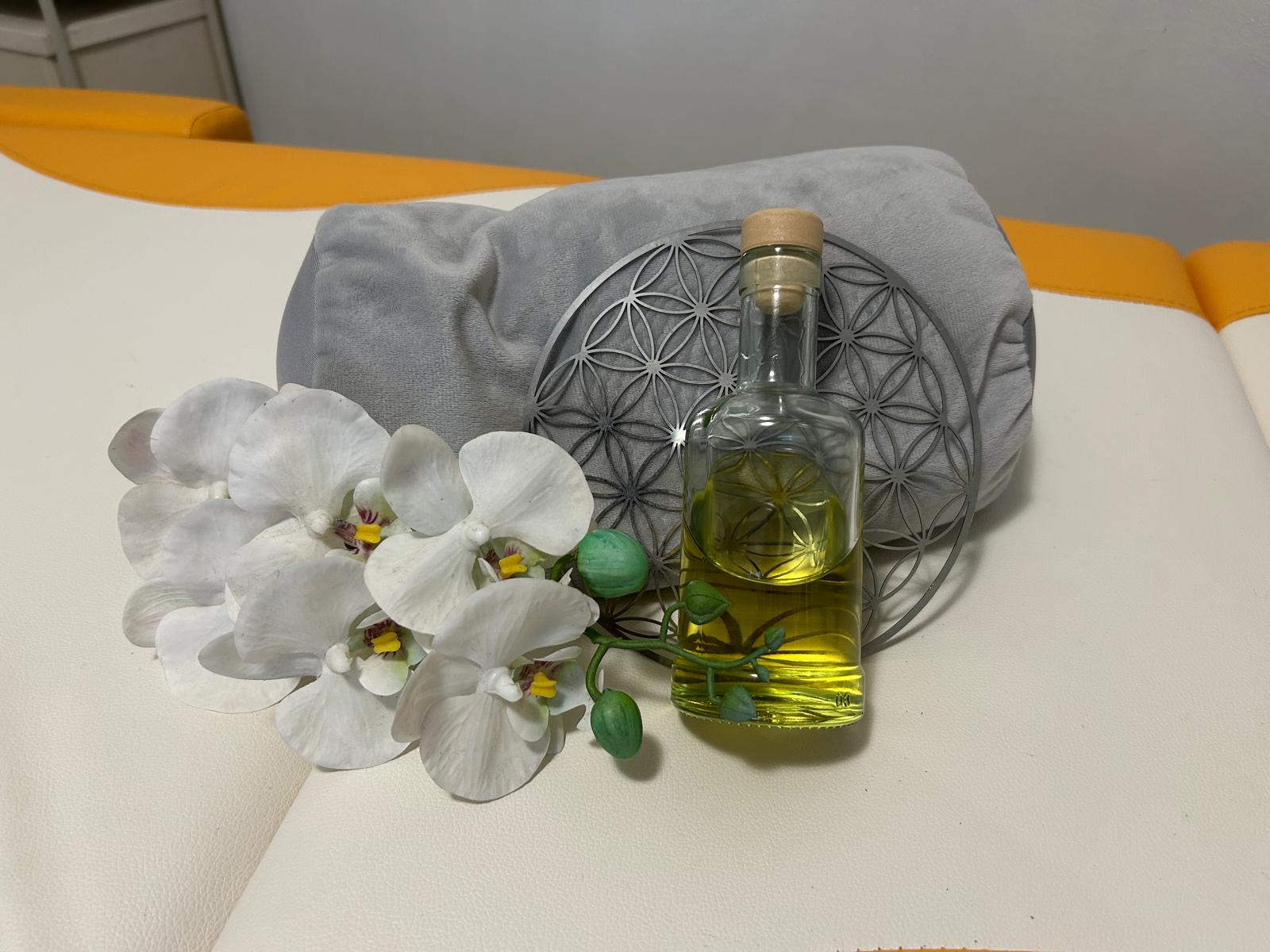 Ätherische Öle für Aroma-energetische Berührungsreisen und Aromaberatung