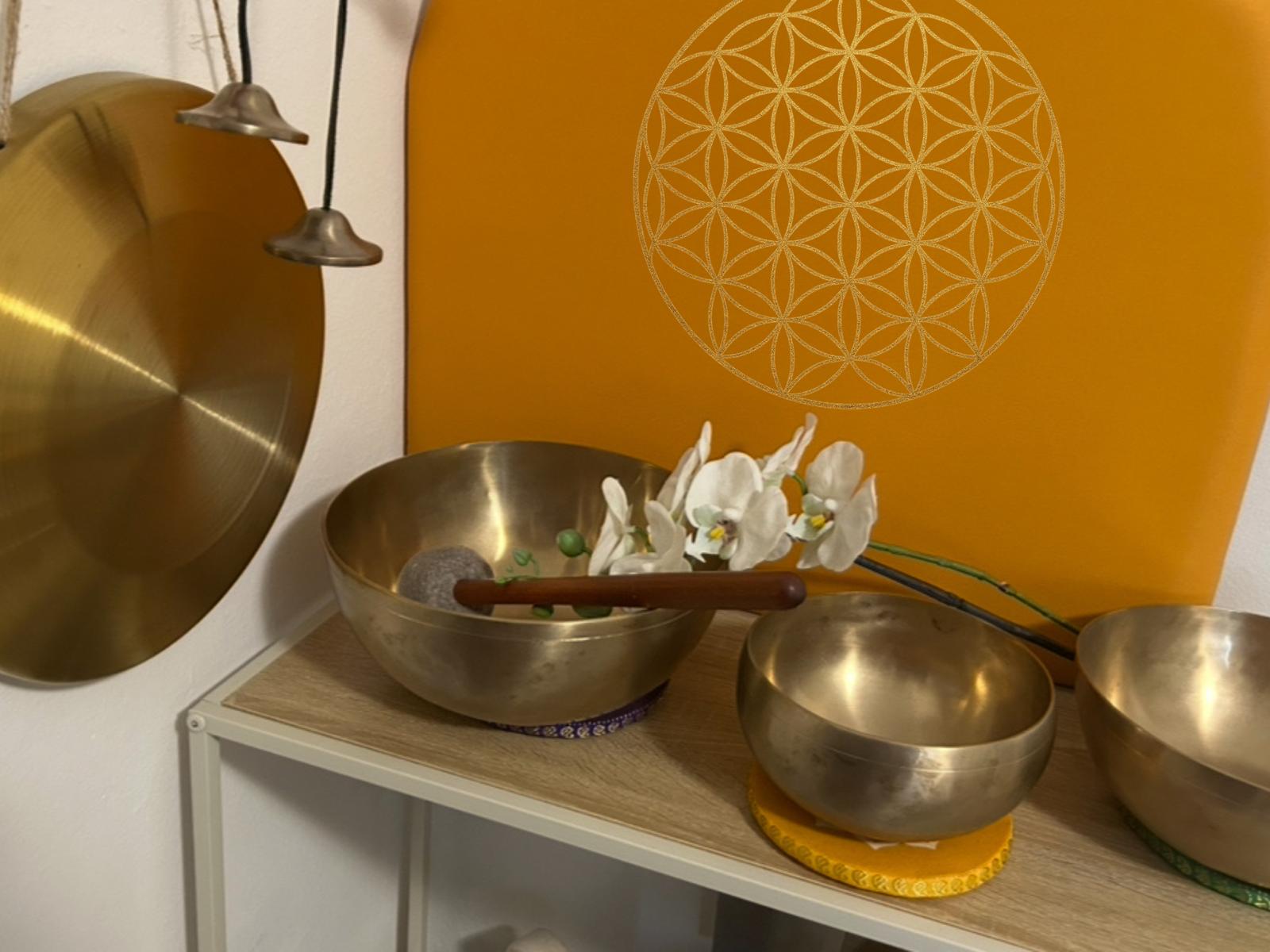 Klangtempel mit verschiedenen Klangschalen zum Ausprobieren